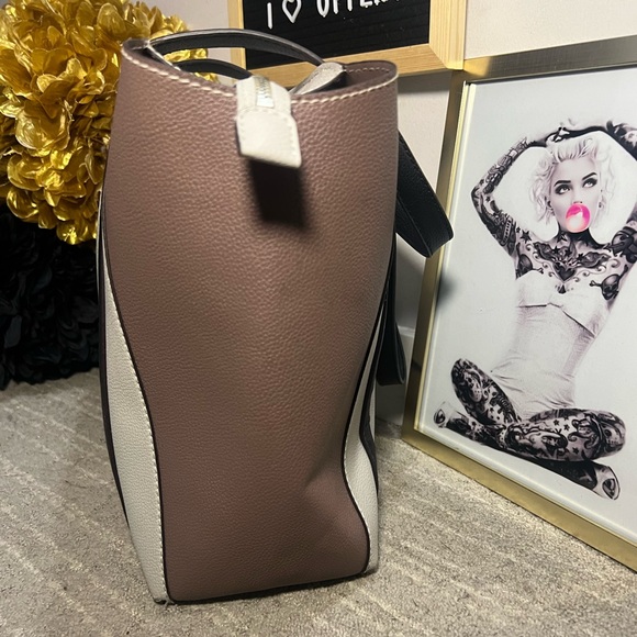 Guess color block tote - Picture 3 of 8